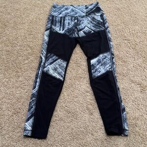 Lululemon Athletica SZ 8, black/ white pattern with mesh leggings.